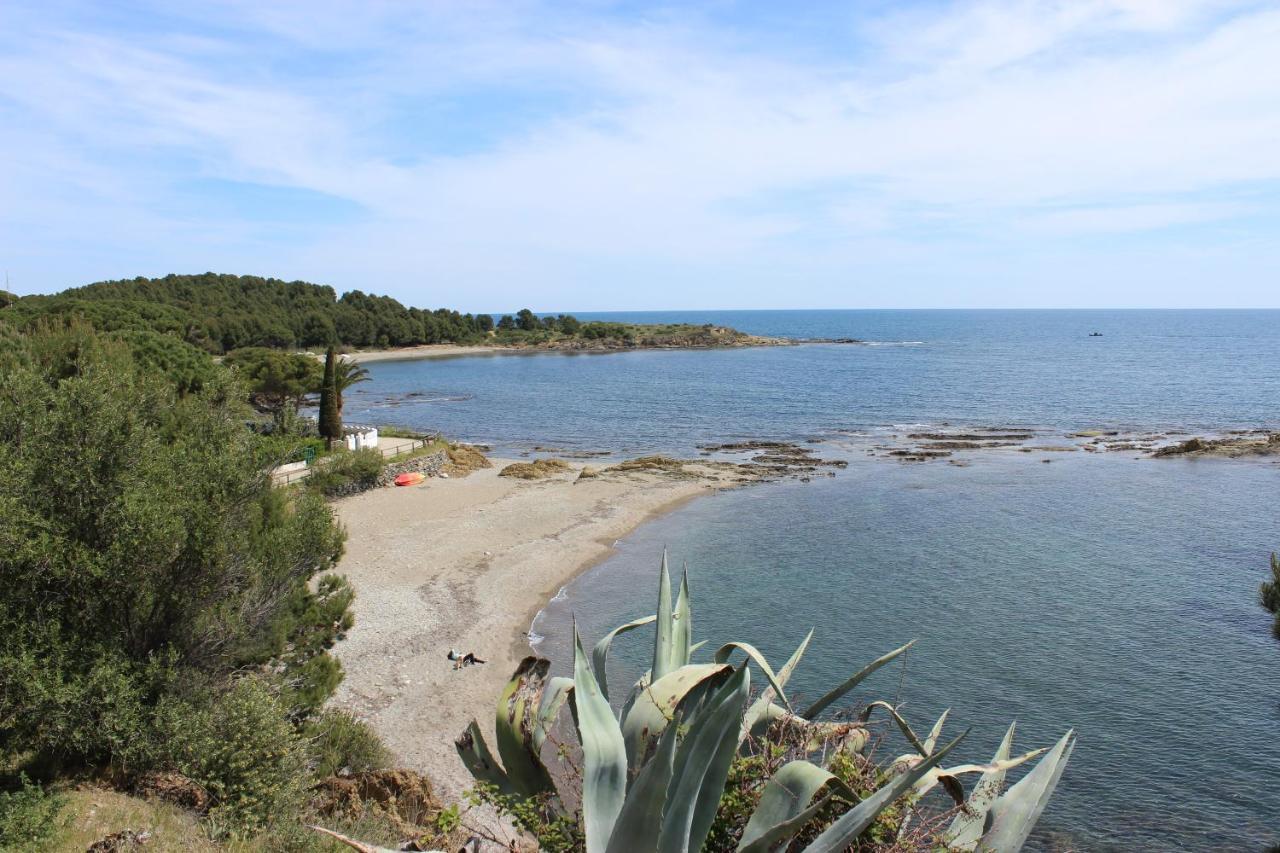 A Chic Four-Person Apartment By The Beach At Cap Ras Llança Buitenkant foto